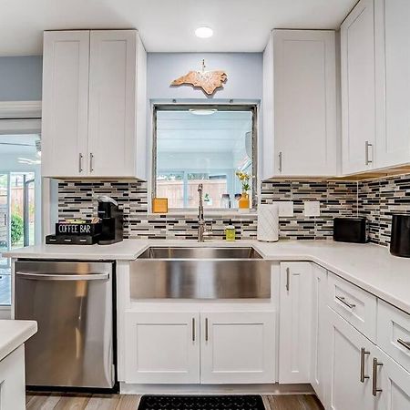 Poolside Bungalow With Fire Pit Fun And King Suite Charlotte Esterno foto