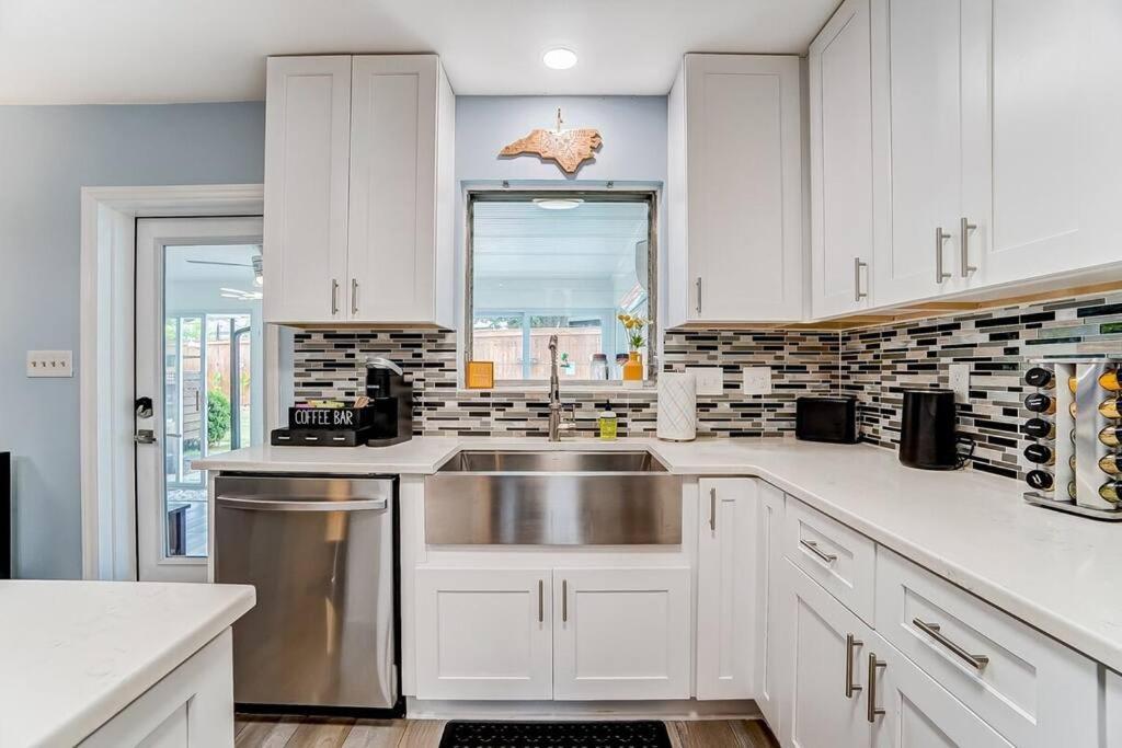 Poolside Bungalow With Fire Pit Fun And King Suite Charlotte Esterno foto