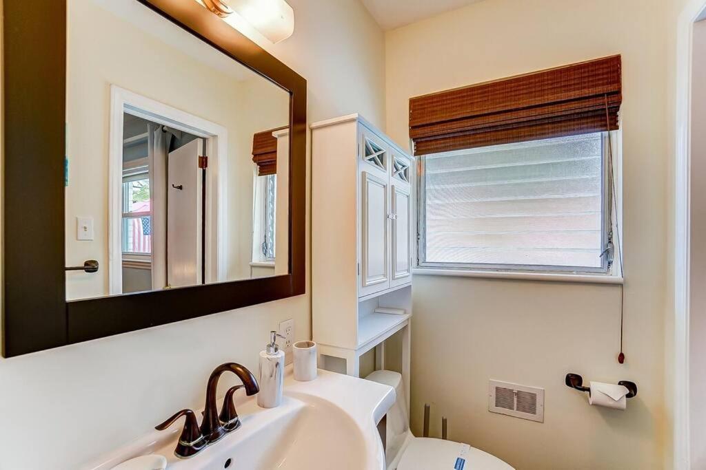 Poolside Bungalow With Fire Pit Fun And King Suite Charlotte Esterno foto