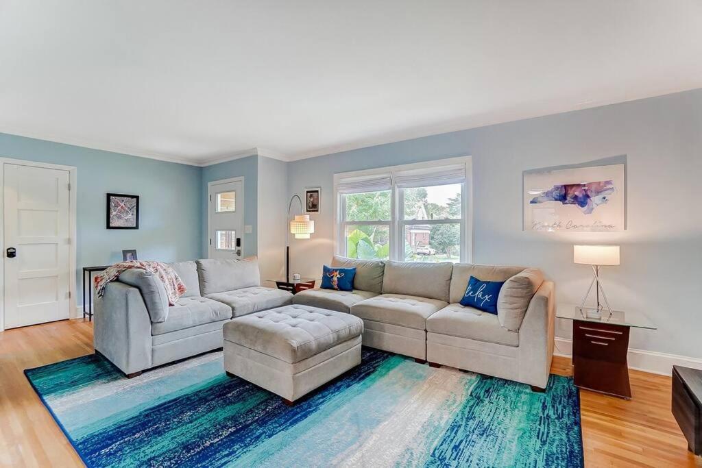 Poolside Bungalow With Fire Pit Fun And King Suite Charlotte Esterno foto