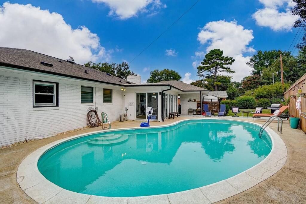 Poolside Bungalow With Fire Pit Fun And King Suite Charlotte Esterno foto