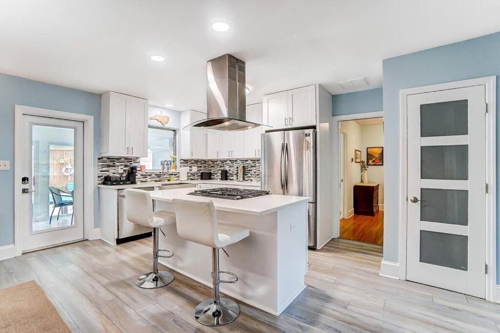 Poolside Bungalow With Fire Pit Fun And King Suite Charlotte Esterno foto