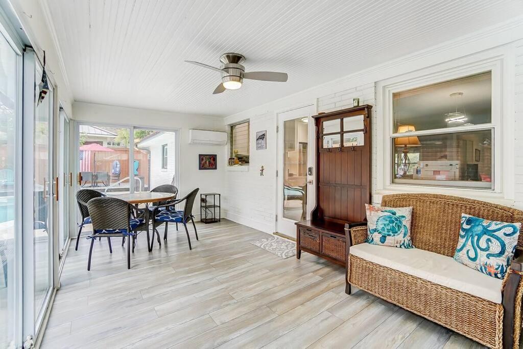 Poolside Bungalow With Fire Pit Fun And King Suite Charlotte Esterno foto