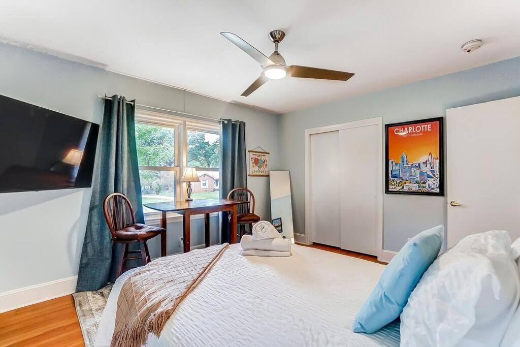 Poolside Bungalow With Fire Pit Fun And King Suite Charlotte Esterno foto