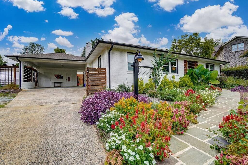 Poolside Bungalow With Fire Pit Fun And King Suite Charlotte Esterno foto