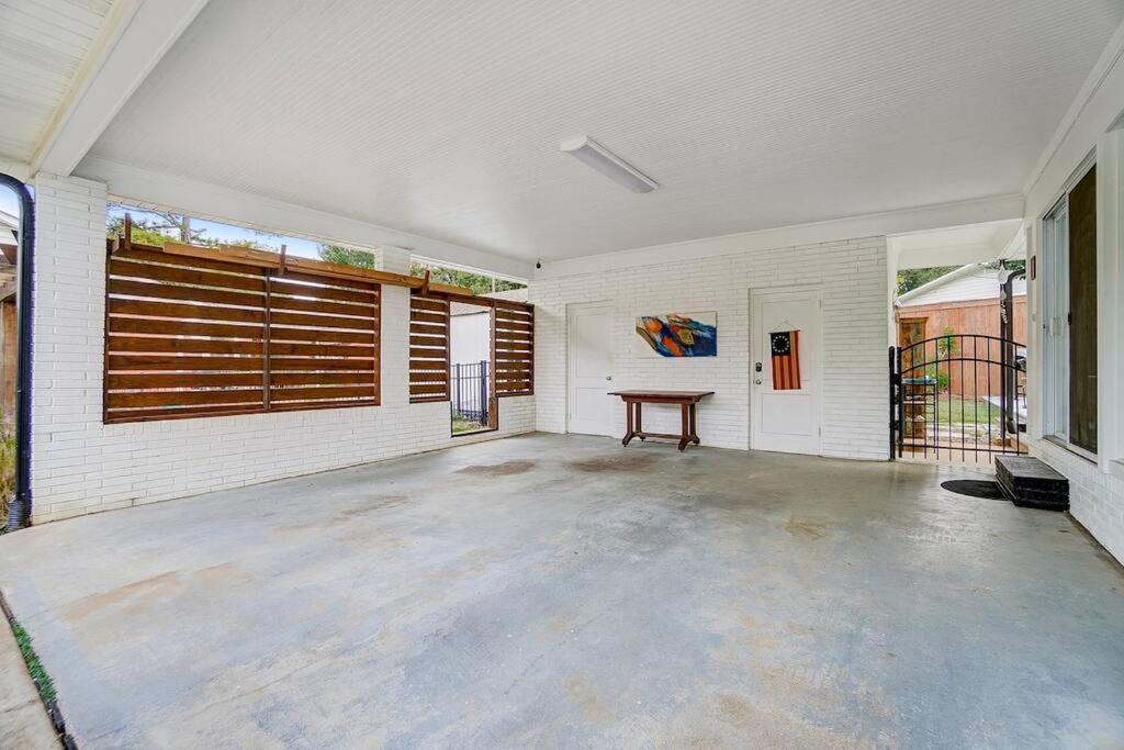 Poolside Bungalow With Fire Pit Fun And King Suite Charlotte Esterno foto