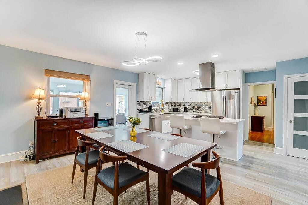 Poolside Bungalow With Fire Pit Fun And King Suite Charlotte Esterno foto
