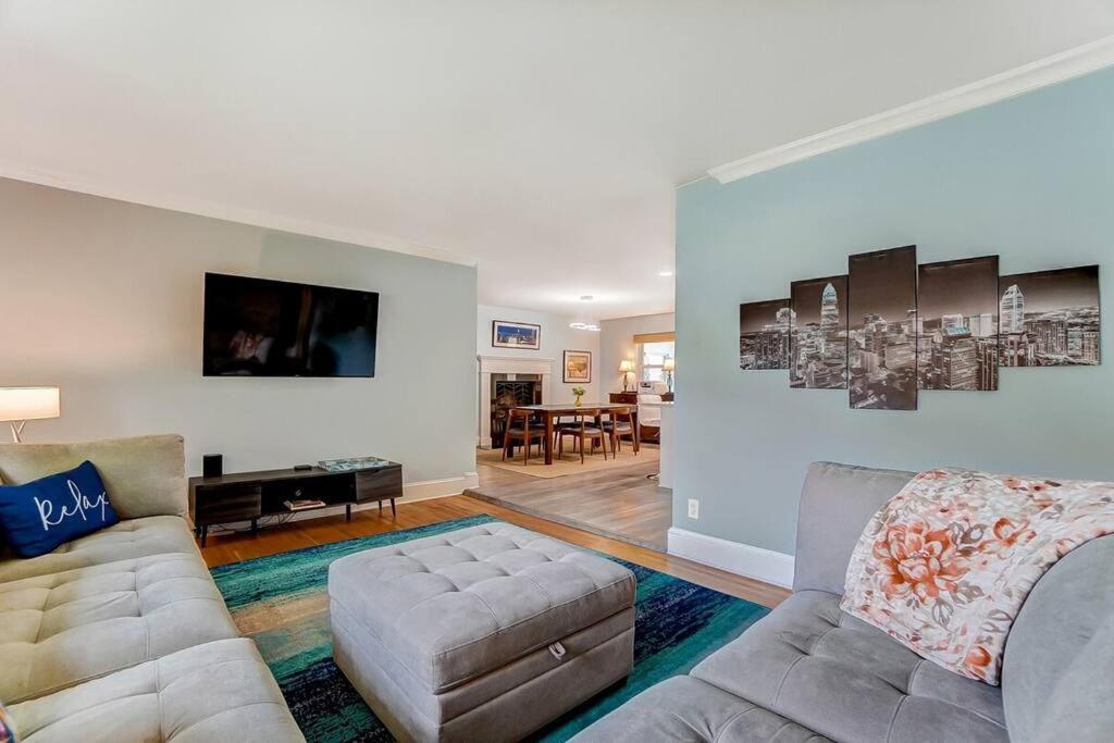 Poolside Bungalow With Fire Pit Fun And King Suite Charlotte Esterno foto