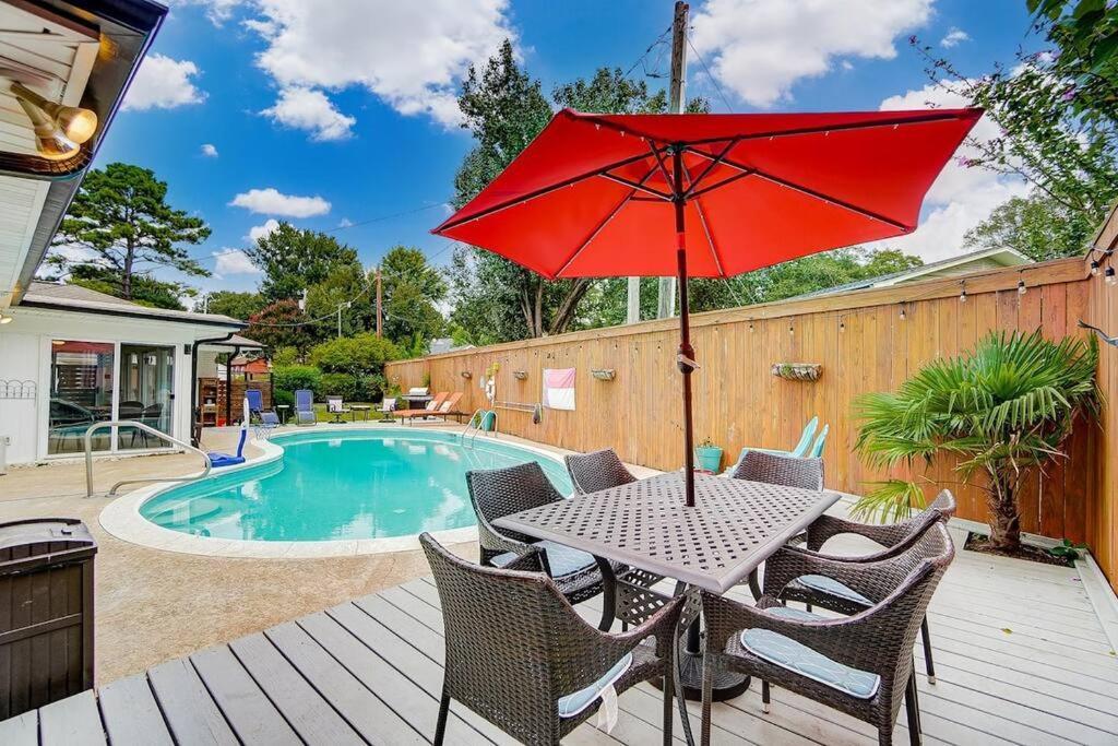 Poolside Bungalow With Fire Pit Fun And King Suite Charlotte Esterno foto