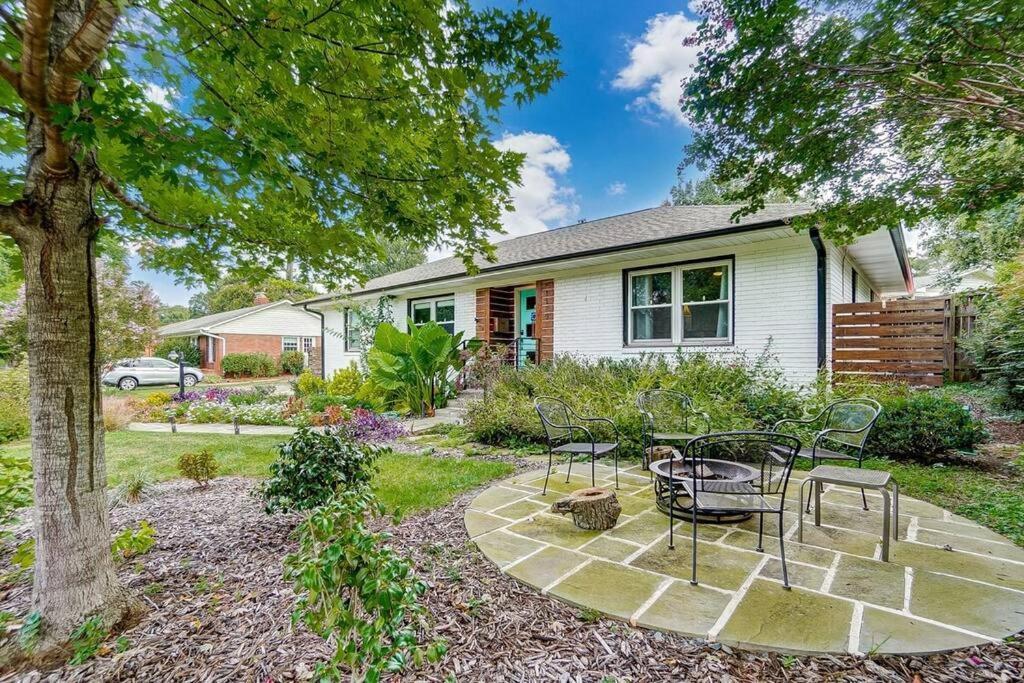Poolside Bungalow With Fire Pit Fun And King Suite Charlotte Esterno foto